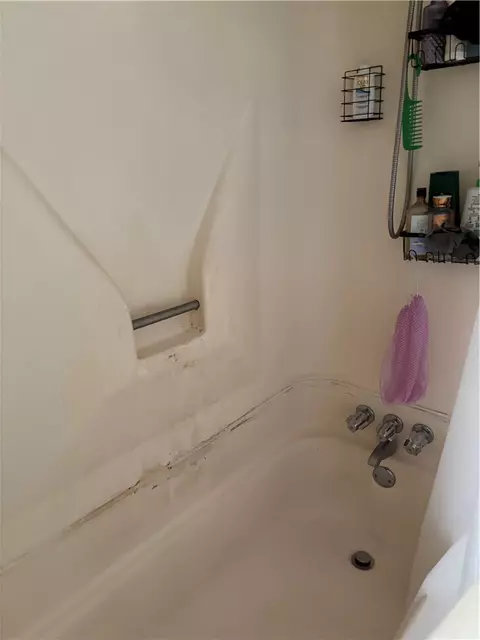 Bath - 904 Coalmont St, Braddock, PA 15104 photo 4 of 4