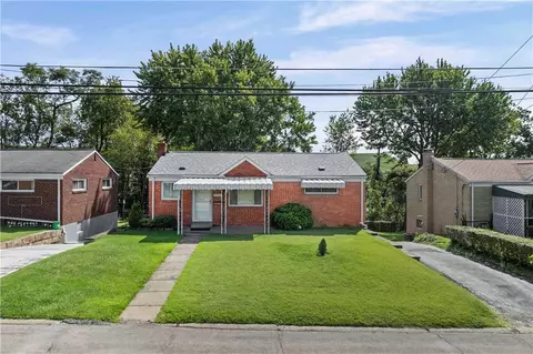551 Lebanon Manor Dr, West Mifflin, PA 15122