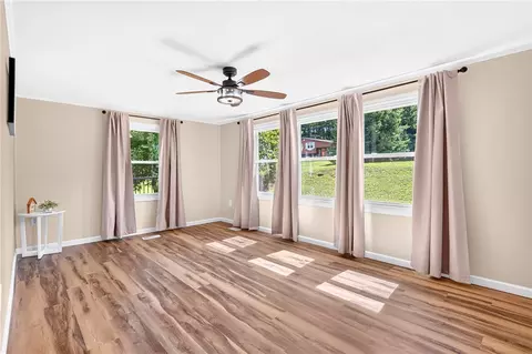 Living - 11083 Bouldin Rd, Irwin, PA 15642 photo 2 of 4