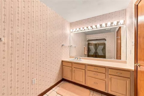 Bath - 10040 Firethorn Dr, Irwin, PA 15642 photo 3 of 4