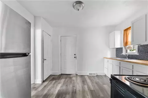 Entry Way - 910 Edith St, Duquesne, PA 15110 photo 3 of 3