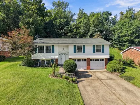 125 Dover Dr, Coraopolis, PA 15108