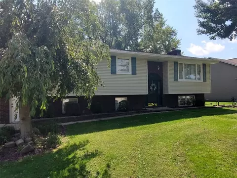 304 Mccombs Cir, New Castle, PA 16101
