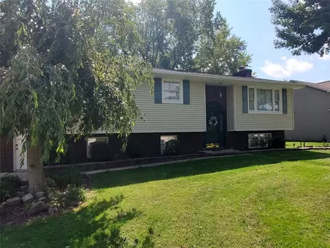 304 Mccombs Cir, New Castle, PA 16101