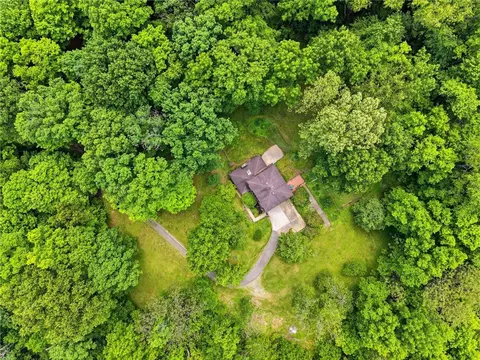 21 W Hillcrest Rd, Eighty Four, PA 15330
