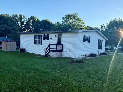 410 Meadows Dr, Apollo, PA 15613 photo 2