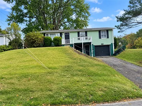 247 Manor Dr, Franklin, PA 16323