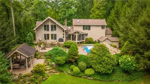 944 Latonka Dr, Mercer, PA 16137