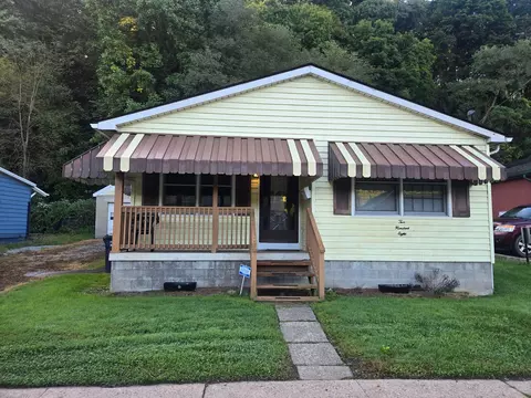 208 5th Ave, Ford City, PA 16226