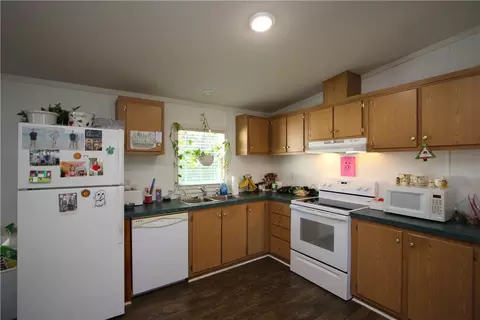 Kitchen - 122 Eagle Pointe Dr, New Eagle, PA 15067 photo 2 of 3