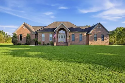 270 Kauffman Rd, New Castle, PA 16101