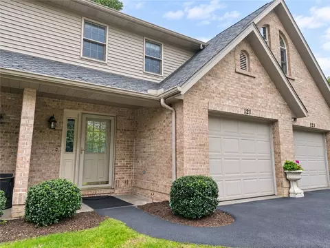 121 Windy Dr, Butler, PA 16001