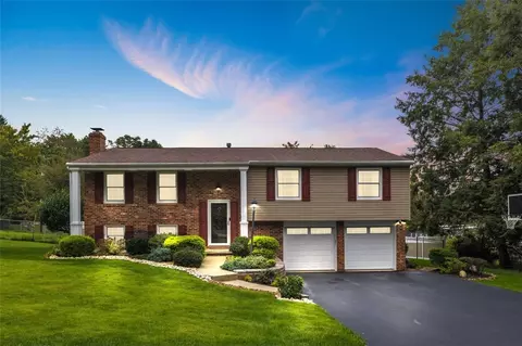 6 Greenview Dr, Jeannette, PA 15644
