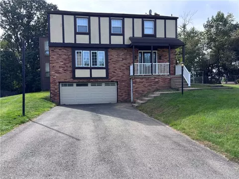 10 Barrington Dr, Pittsburgh, PA 15209