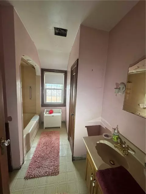 Bath - 1605 Ridge Ave, Arnold, PA 15068 photo 1 of 3