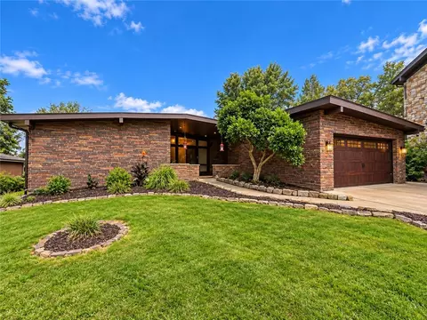 500 Herbst Manor Rd, Coraopolis, PA 15108