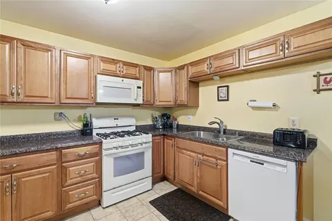 Kitchen - 809 Hackberry Dr, Monroeville, PA 15146 photo 2 of 5