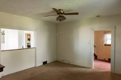 Living - 855 Jackson, Monaca, PA 15061 photo 2 of 3