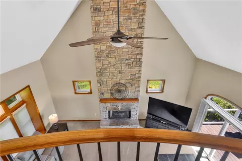 Entry Way - 7 Hawthorne Ln, Irwin, PA 15642 photo 4 of 5