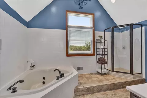 Bath - 7 Hawthorne Ln, Irwin, PA 15642 photo 2 of 5