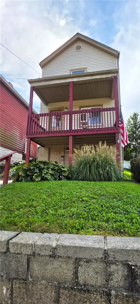 828 8th St, Trafford, PA 15085
