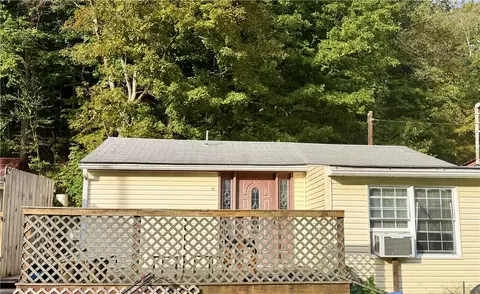 18 E Willow Ln, Lake Lynn, PA 15451
