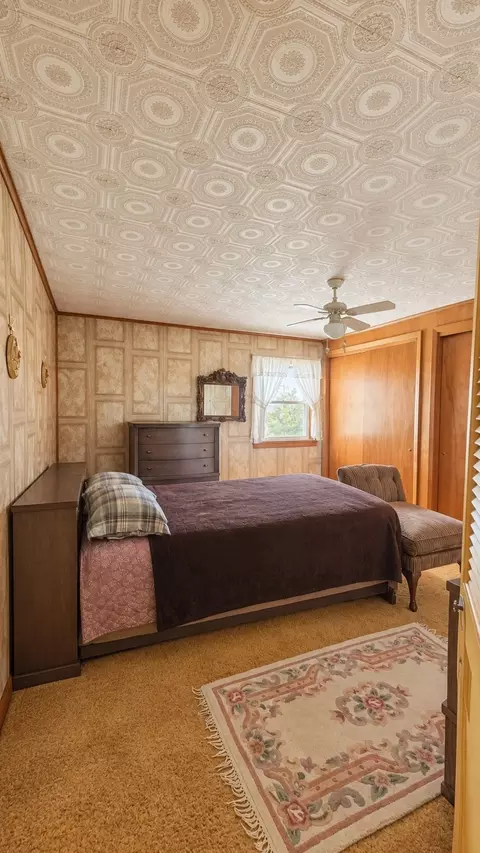 Bedroom - 429 Longfellow St, Vandergrift, PA 15690 photo 2 of 4