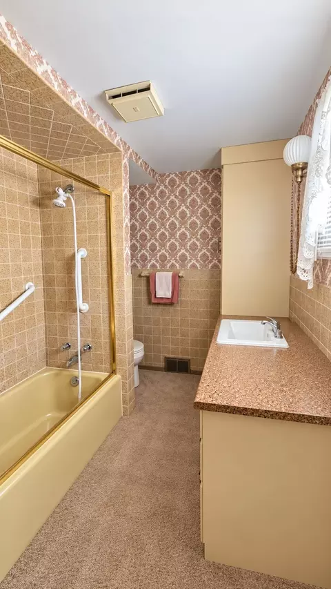 Bath - 429 Longfellow St, Vandergrift, PA 15690 photo 1 of 1