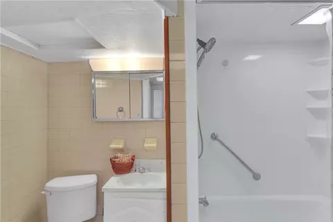 Bath - 2207 Warren Ave, Irwin, PA 15642 photo 3 of 3