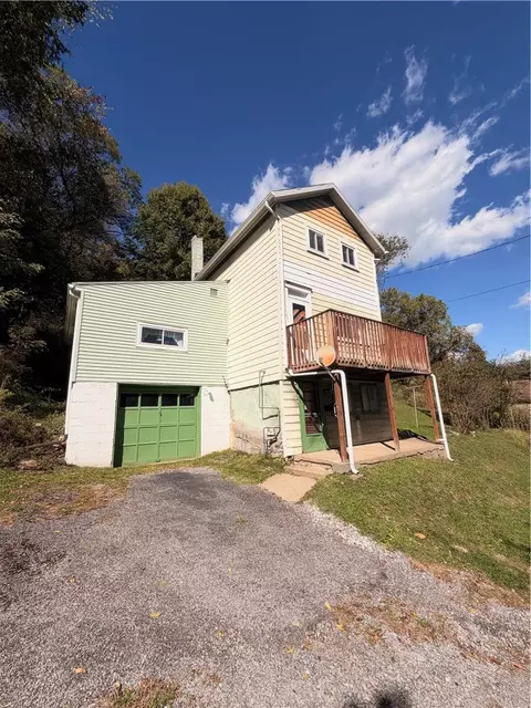 210 W 12th Ave, Tarentum, PA 15084