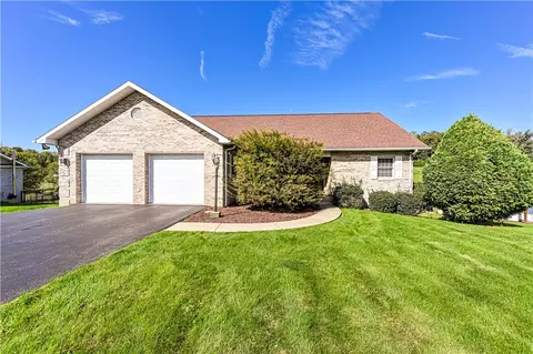 107 N Hazelnut Dr, Mount Pleasant, PA 15666