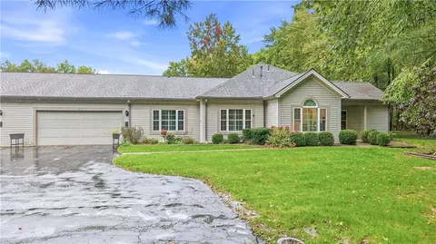 39 Stone Ridge Blvd, Hermitage, PA 16148