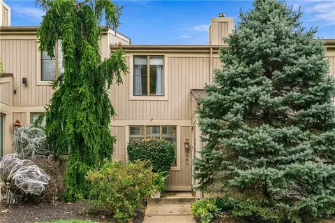 1541 Pineview Dr, Pittsburgh, PA 15241