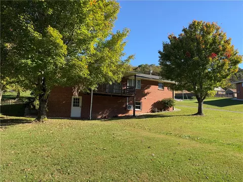 933 Youngstown Ridge Rd, Latrobe, PA 15650