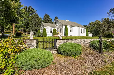 110 Daffodil Ln, Jeannette, PA 15644