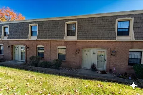 1034 Pennsbury Blvd, Pittsburgh, PA 15205