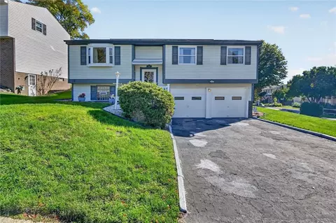 101 Topaz Dr, Verona, PA 15147