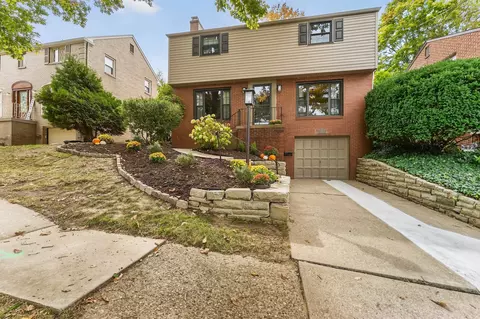932 Country Club Dr, Mt Lebanon, PA 15228