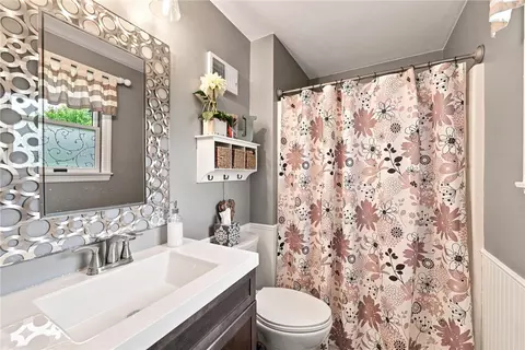 Bath - 138 Rizzi Dr, Irwin, PA 15642 photo 1 of 2