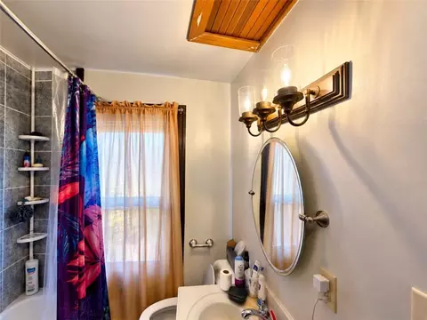 Bath - 919 Cooper St, Vandergrift, PA 15690 photo 1 of 2