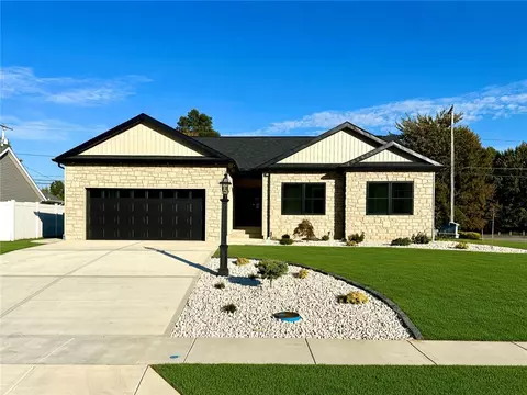 2970 Green Leaf Crt, New Castle, PA 16105