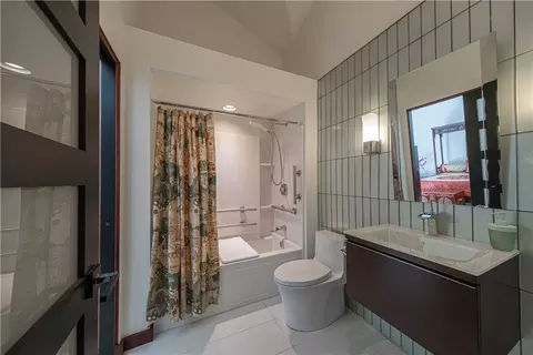 Bath - 105 Warren, Warrendale, PA 15086 photo 4 of 4
