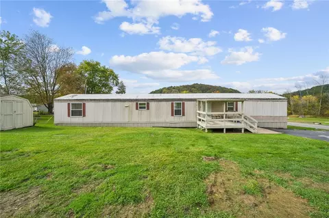 111 Yellow Pine Ln, New Stanton, PA 15672