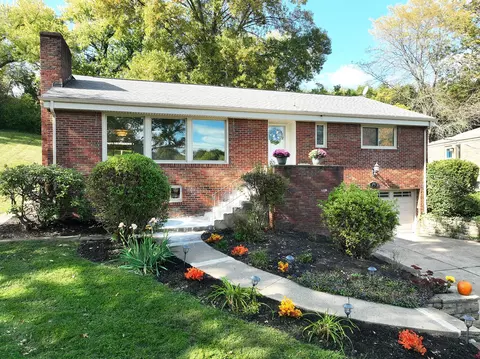 998 Lakemont, Pittsburgh, PA 15243