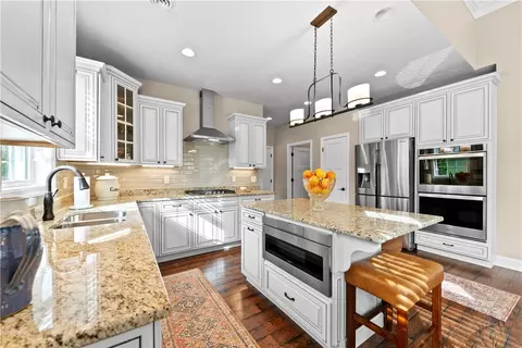 Kitchen - 100 Meadow Ct, Irwin, PA 15642 photo 2 of 7