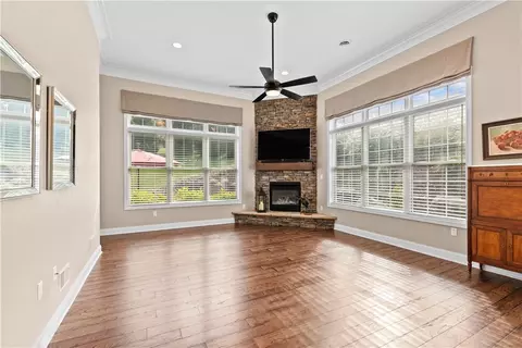 Living - 100 Meadow Ct, Irwin, PA 15642 photo 2 of 3