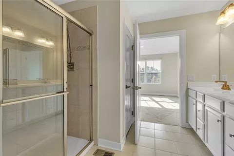 Bath - 2047 Cade Dr, Monaca, PA 15061 photo 2 of 4