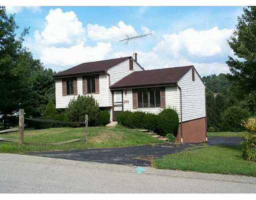 201 Farmbrook Dr, Greensburg, PA 15601 photo 1