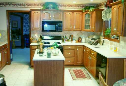 7 Colonial Cir, Irwin, PA 15642 photo 3