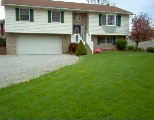 135 Chambers Dr, Monaca, PA 15061 photo 1
